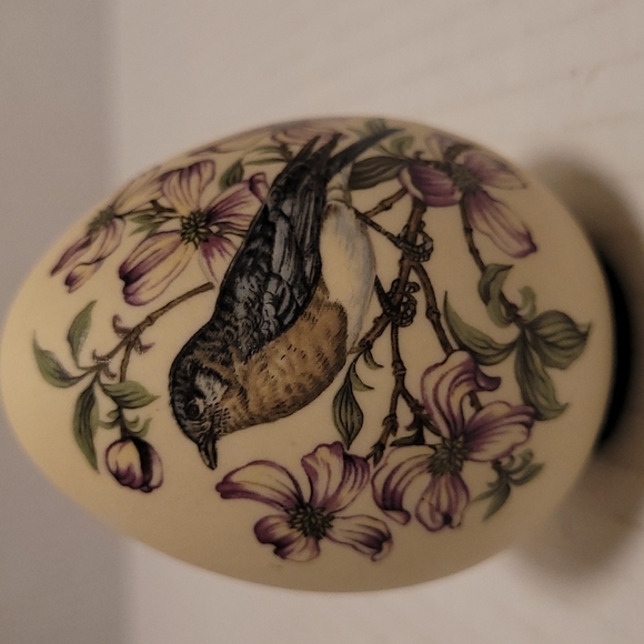 Beautiful Pair of Porcelain Eggs - Picture 7 of 16